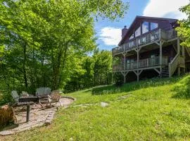 Bearadise Cabin - Pet Friendly Great Views Firepit and Yard on Sugar Mountain 2 Car Garage