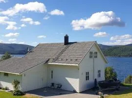 Serene Fjord View Holiday House in Davik, Nordfjord