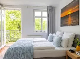 VILLA KAETHE am Kurpark - Stilvolle Ferienwohnung mit Balkon & Parkblick nahe Strand