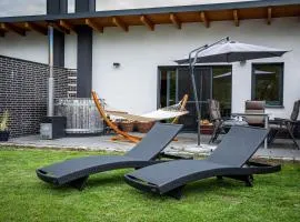 Familienfreundliche Ferienwohnung mit großem Garten, Spielplatz, privatem Badefass & Sauna