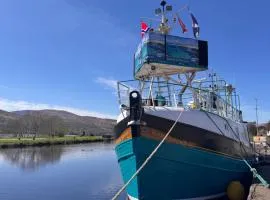 Nova Spero Boat & Breakfast - Caledonian Canal