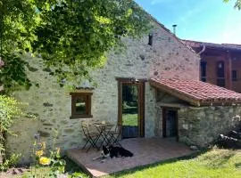 Petite grange cosy avec poêle à bois et jardin clôturé