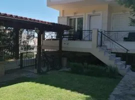 Spacious Apartment with Garden & BBQ in Kryoneri