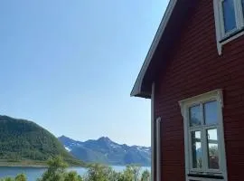 Charming cottage with seaview in Senja