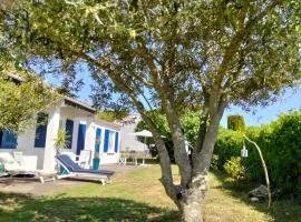 Maison oléronaise avec la plage à pied et la piste cyclable au bout du jardin