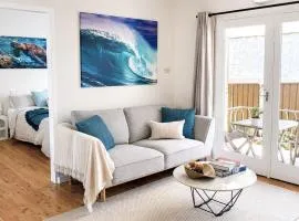 Central 2 Bedroom Apartment - Walk to Beach & CBD - Sleeps 5