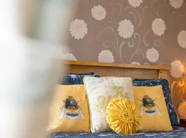 Luxury 4 Bedroom Seaside Apartment - Glan Y Werydd House