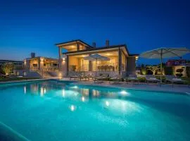 Villa Silvia for 10 people with infinity pool and large playground