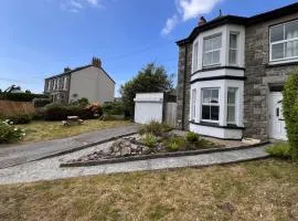 House Sleeps 6 with Garden and Parking