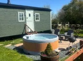 Sunset Snug - Hot tub hire available contact host