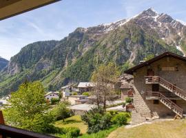 베란드에 위치한 호텔 Appartamento in stile alpino a Courmayeur