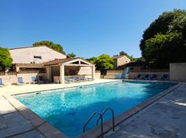 Viesnīca Studette climatisée, Terrasse 18m2, Grande Piscine et Grand Parking pilsētā Quissac