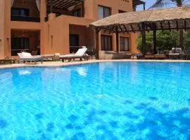 El Gouna South Marina Poolside 2-Bedroom Terrace Apartment Sleeps 4-Persons