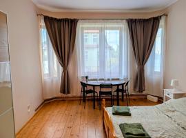 Hostel Kalinowskiego, מלון בזארי