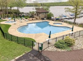 Pool & Hot Tub Access! Lakefront Poconos Retreat, hotel Lake Harmonyban