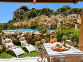 Emmita's Home - Relax among Red Rocks and Pool, Hotel in Costa Paradiso