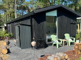 Sfeervolle houten wellness lodge met privétuin en hottub aan bosrand Boshuisje Nero, готель у місті Haarle