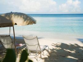 Hampton by Hilton Grand Cayman Seven Mile Beach, hotel v destinaci George Town
