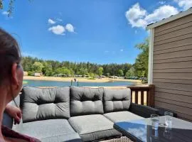 Vrijstaand luxe 6-persoons chalet met beschut en ruim terras aan het meer