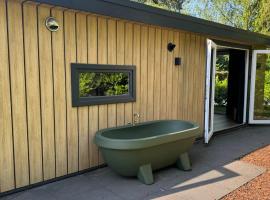 Panterhuis Leo l Tiny House l Buitenbad, airco, speeltuin, bostuin、エーペのホテル