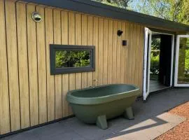 Panterhuis Leo l Tiny House l Buitenbad, airco, speeltuin, bostuin