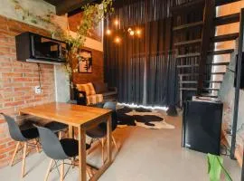 loft charmoso com lareira, a beira mar