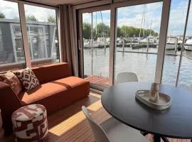 Glamping Houseboat