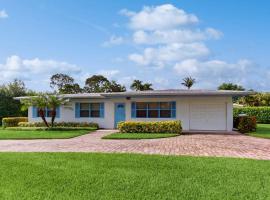 Breezy Bungalow, Hotel in Naples