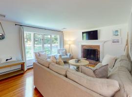 Quiet Long Pond Getaway, hotel a Harwich