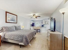 Blissful Beach Retreat D, hotell i Englewood