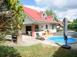 Magyar Tenger Pihenőház, for 2-8 person, 105 m2, garden, pool, free parking, 5 min from the Lake, Balatonakarattya