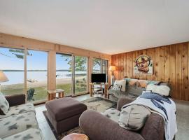 The Summer Cabin, hotel di Interlochen