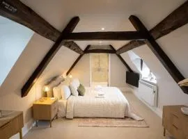 Lygon Lookout - Cotswolds Stay for 2 - Pet-friendly with Roof Terrace