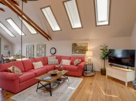 Pet-Friendly Loft Vacation Rental w/ Fire Pit! โรงแรมในBemus Point