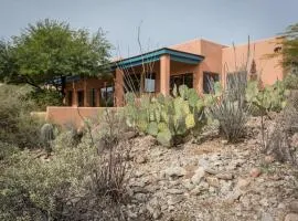 Eagles View - Sonoran Retreat with Hot Tub near Starr Pass Golf
