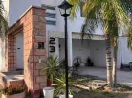 Casa completa, 4 dormitorios, 7 camas dobles, 4 sofá cama, 3 baños 1 en planta baja, cocina equipada, consola Arcade, asador, juguetes para niños, plancha, secadora, cafetera, etc, fraccionamiento privado, zona de vías rápidas y toallas