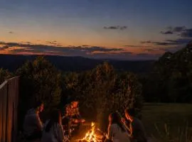 Hinterland Escape - Coastal Views, Pool & Fire Pit