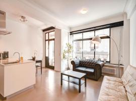 Family Retreat with Balcony in Meir: Anvers'te bir otel