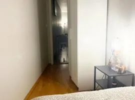 Habitacion con cama y balcon