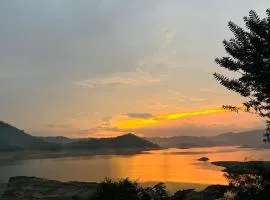 Elee Villa - Waterfront Retreat with Victoria Reservoir & Mountain Views