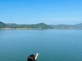 Elee Villa - Waterfront Retreat with Victoria Reservoir & Mountain Views, hotelli kohteessa Teldeniya