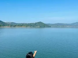 Elee Villa - Waterfront Retreat with Victoria Reservoir & Mountain Views