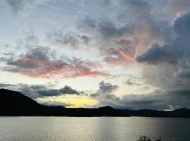 Elee Villa - Waterfront Retreat with Victoria Reservoir & Mountain Views