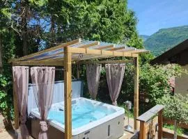 chalet cosy, jacuzzi privé, calme, idéal moto rando vélo