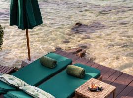 Beyond The Blue Horizon Boutique Bungalows: Haad Chao Phao şehrinde bir otel