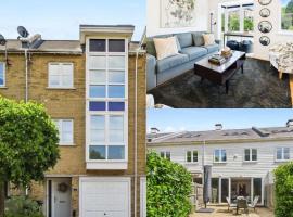 3 bed modern townhouse with self check in, sleeps 6, 35mins direct train to London Waterloo, zone 6، فندق في Ewell
