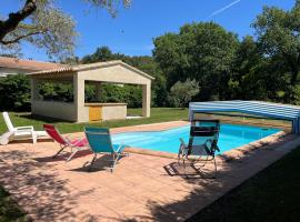 Charmante maison avec piscine dans le Vaucluse, hotel i Oppède