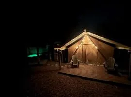 Luxury Duck Pond Glamping Hot Tub, Alpacas, Stars