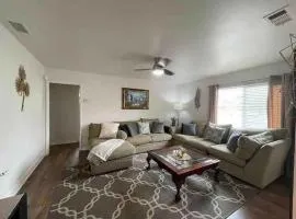 Beautiful 3 bedroom home with hardwood floors, laundry and AC in Riverside!