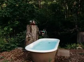 Luxury Glamping Creek-side, Soaking Tub, Alpacas